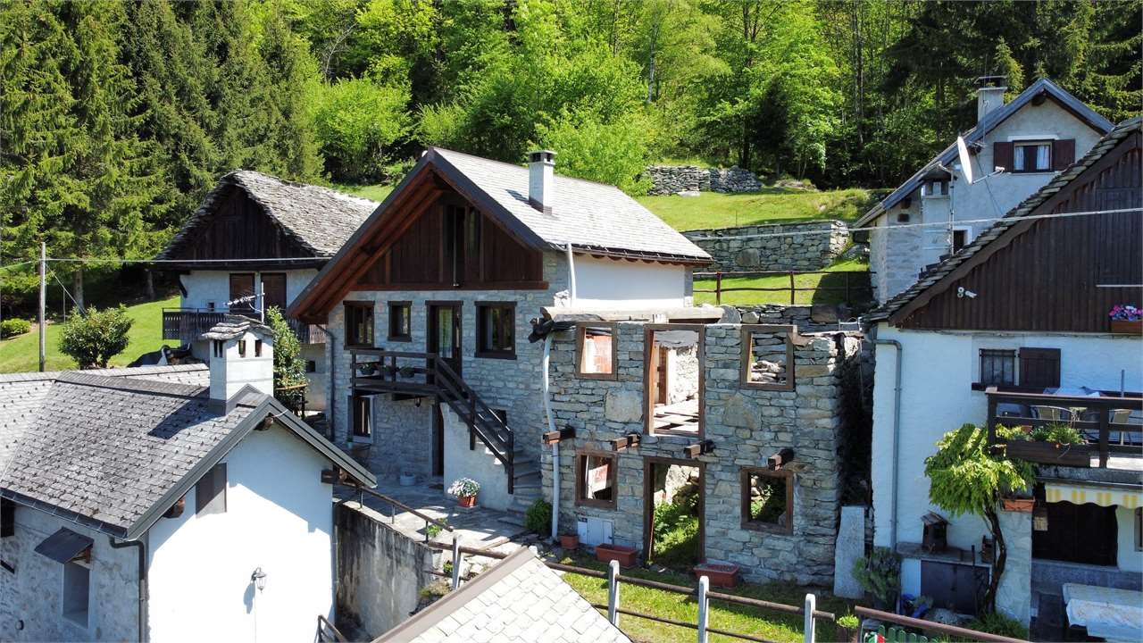 casa indipendente in vendita a Varzo in zona Coggia