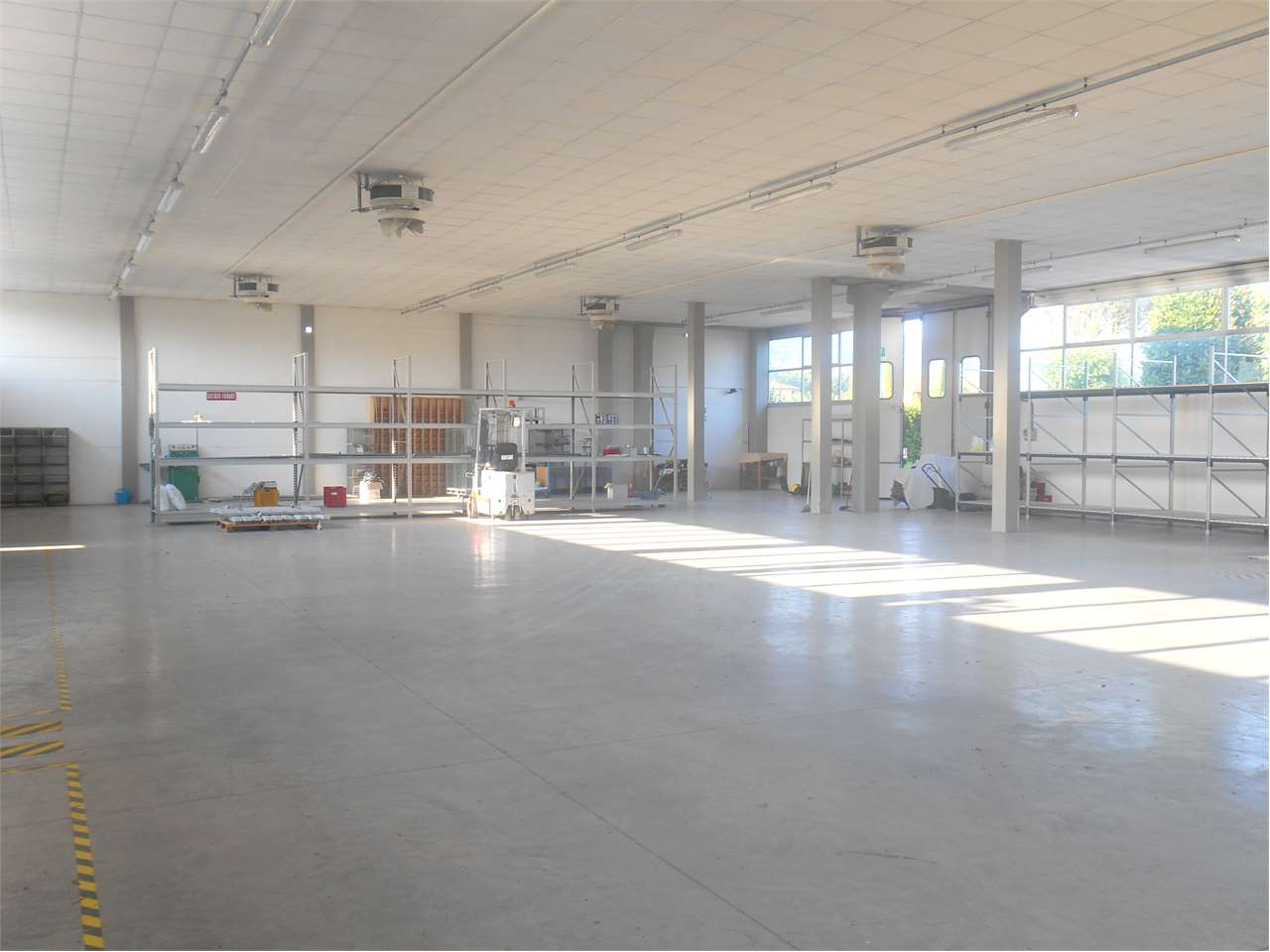 negozio in vendita a Capannori in zona Lunata