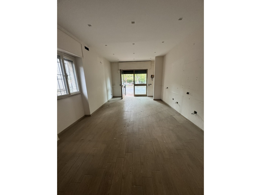 locale commerciale in affitto a Ceccano