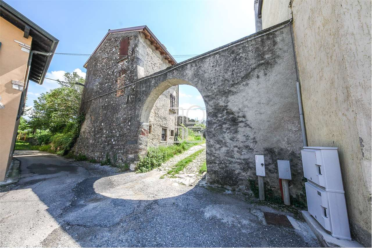 casa indipendente in vendita a Desenzano del Garda in zona Montonale