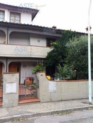 casa indipendente in vendita a Prato in zona Tavola