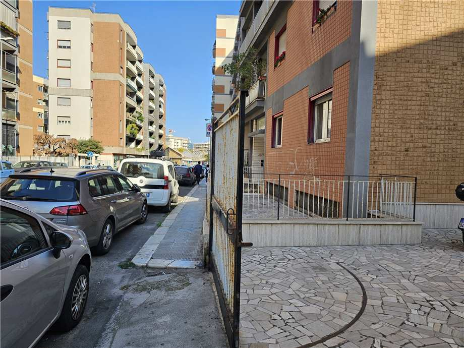 ufficio in vendita a Bari in zona Murat