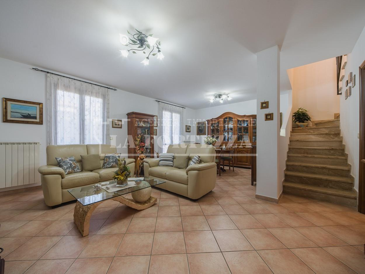 casa indipendente in vendita a Cascina in zona Latignano