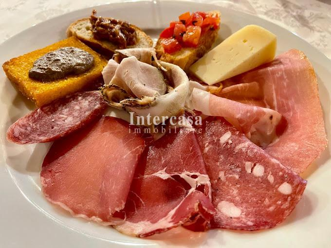 negozio in vendita a Pisa in zona Lungarni