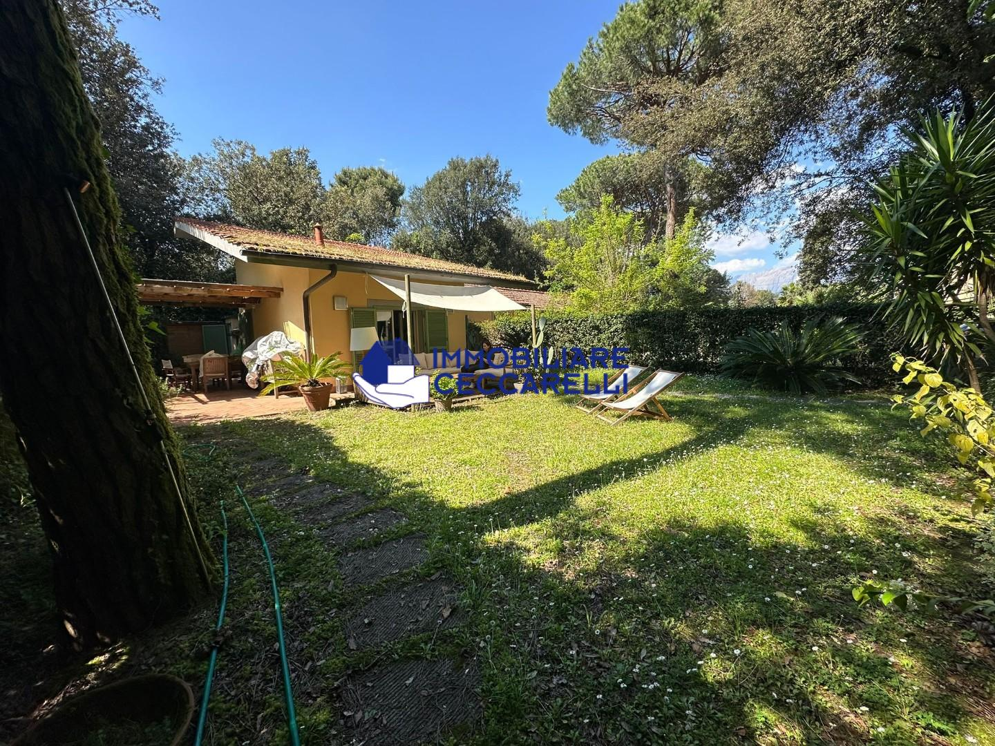 casa indipendente in vendita a Massa in zona Marina dei Ronchi