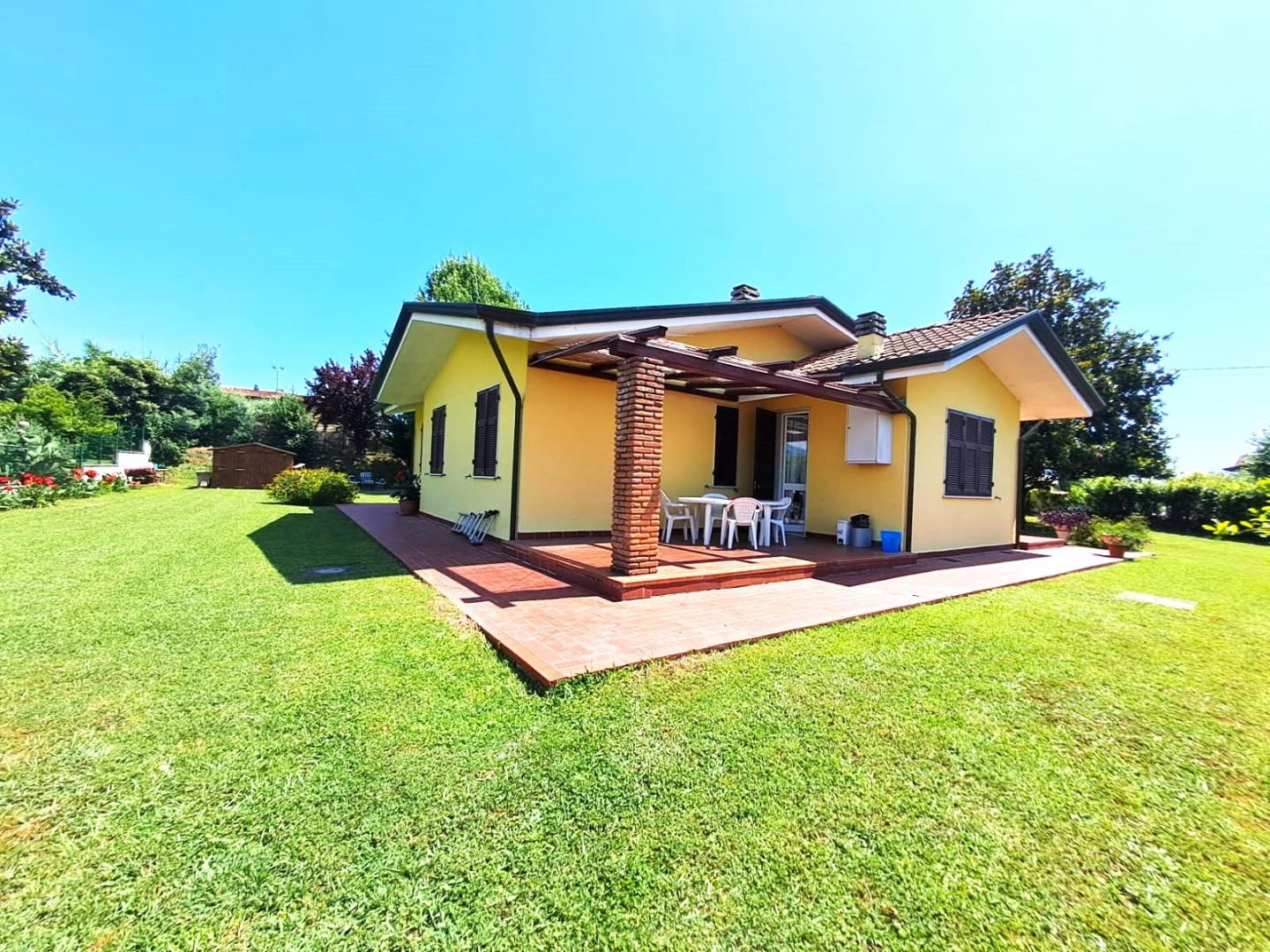 casa indipendente in vendita a Massa in zona Marina di Massa