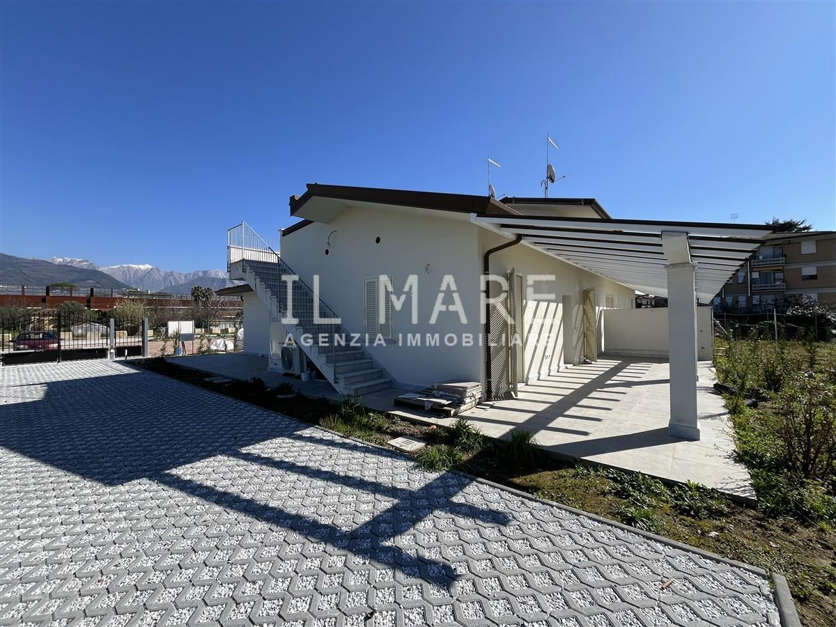 casa indipendente in vendita a Massa in zona Marina di Massa
