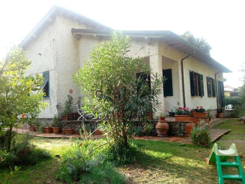 casa indipendente in vendita a Massa in zona Marina di Massa