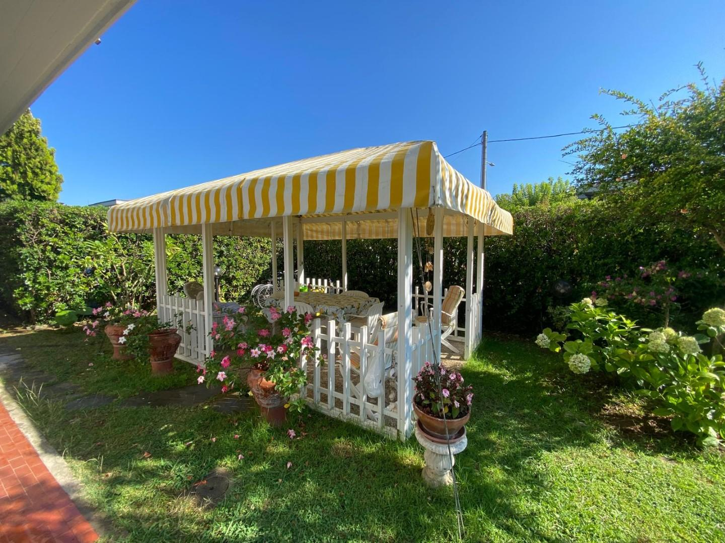 appartamento in vendita a Massa in zona Marina di Massa