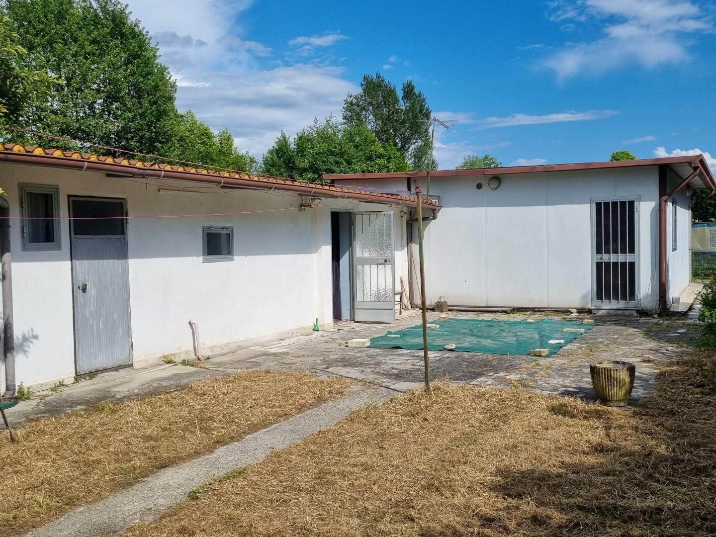 casa indipendente in vendita a Massa in zona Marina di Massa