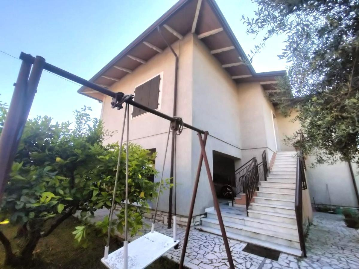 casa indipendente in vendita a Carrara in zona Nazzano