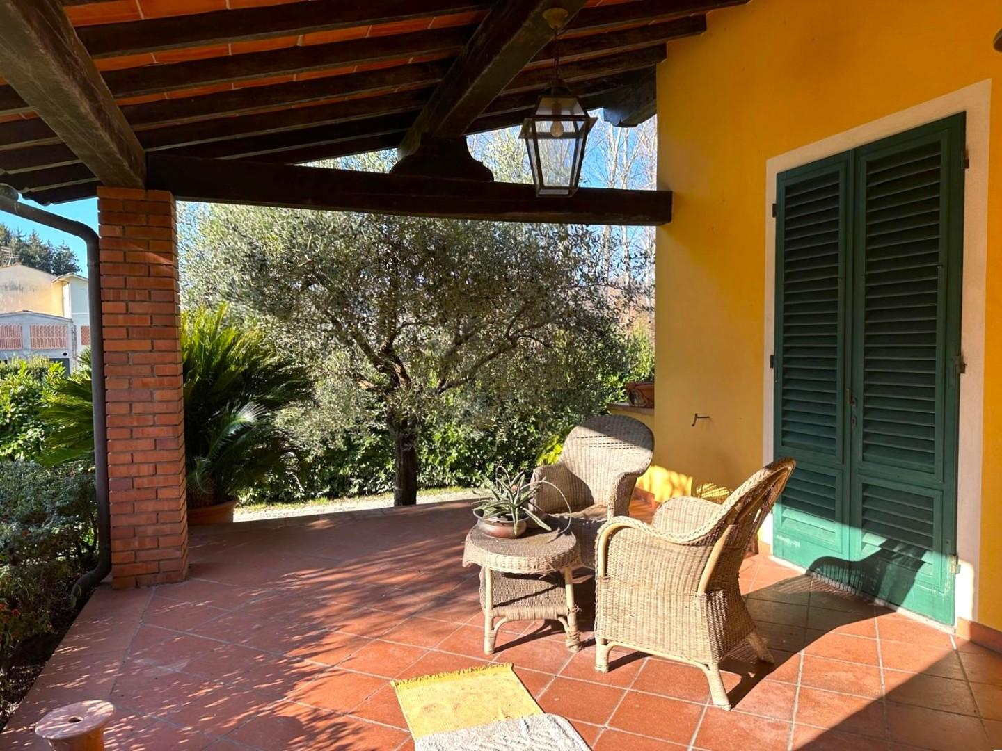 casa indipendente in vendita a Lucca in zona Montuolo