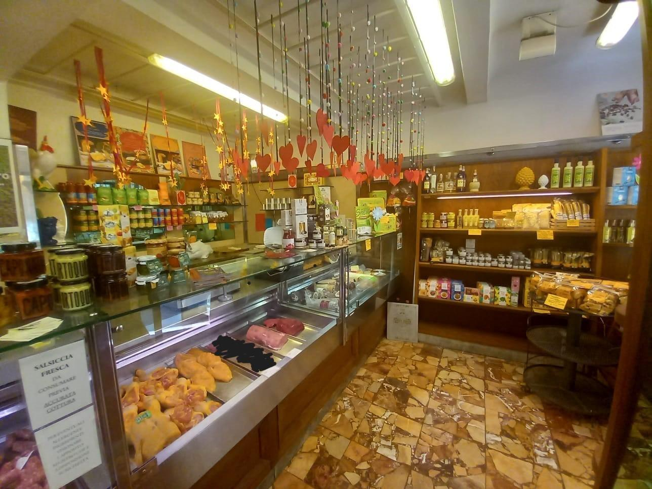 negozio in vendita a Lucca in zona Centro Città