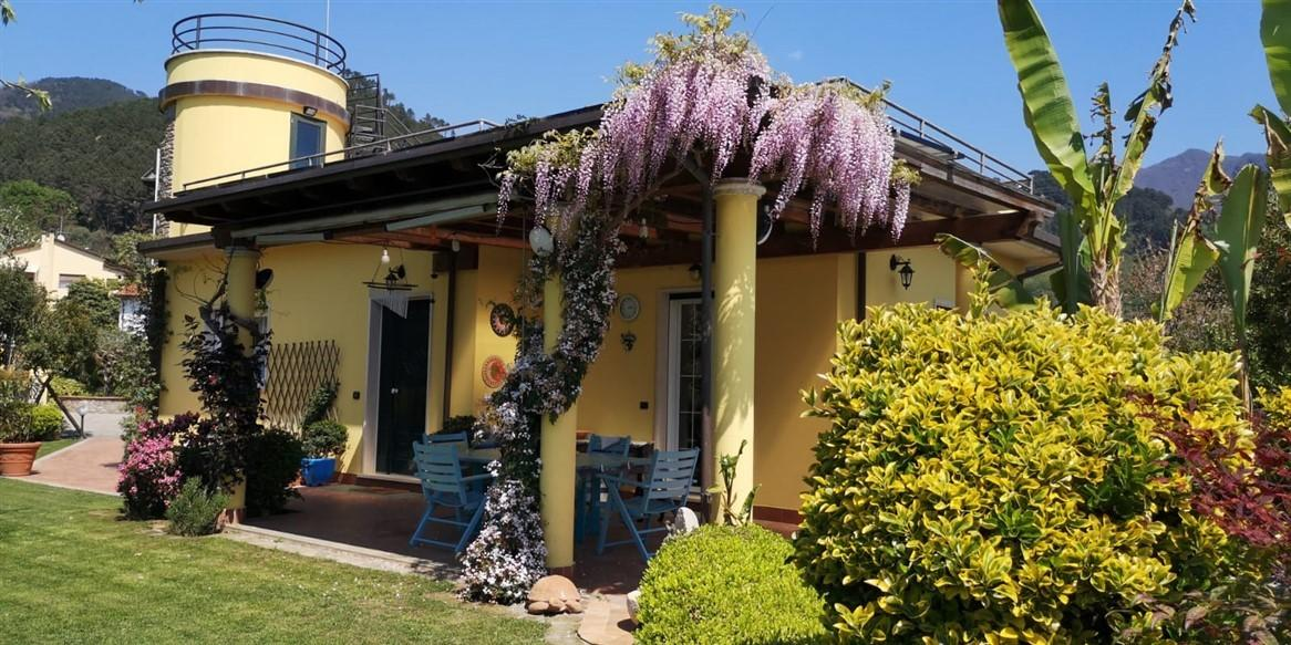 casa indipendente in vendita a Massa in zona Centro Storico