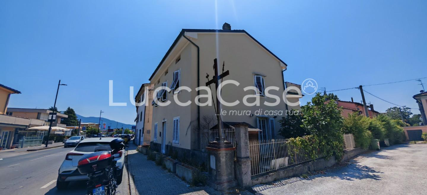 casa indipendente in vendita a Lucca in zona Pontetetto