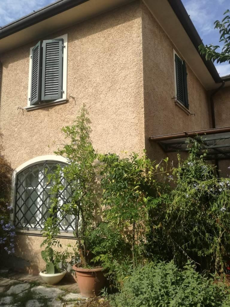 casa indipendente in vendita a Massa in zona Quercioli
