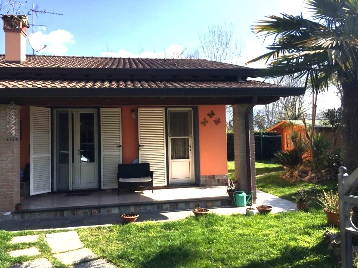 casa indipendente in vendita a Massa in zona Poveromo