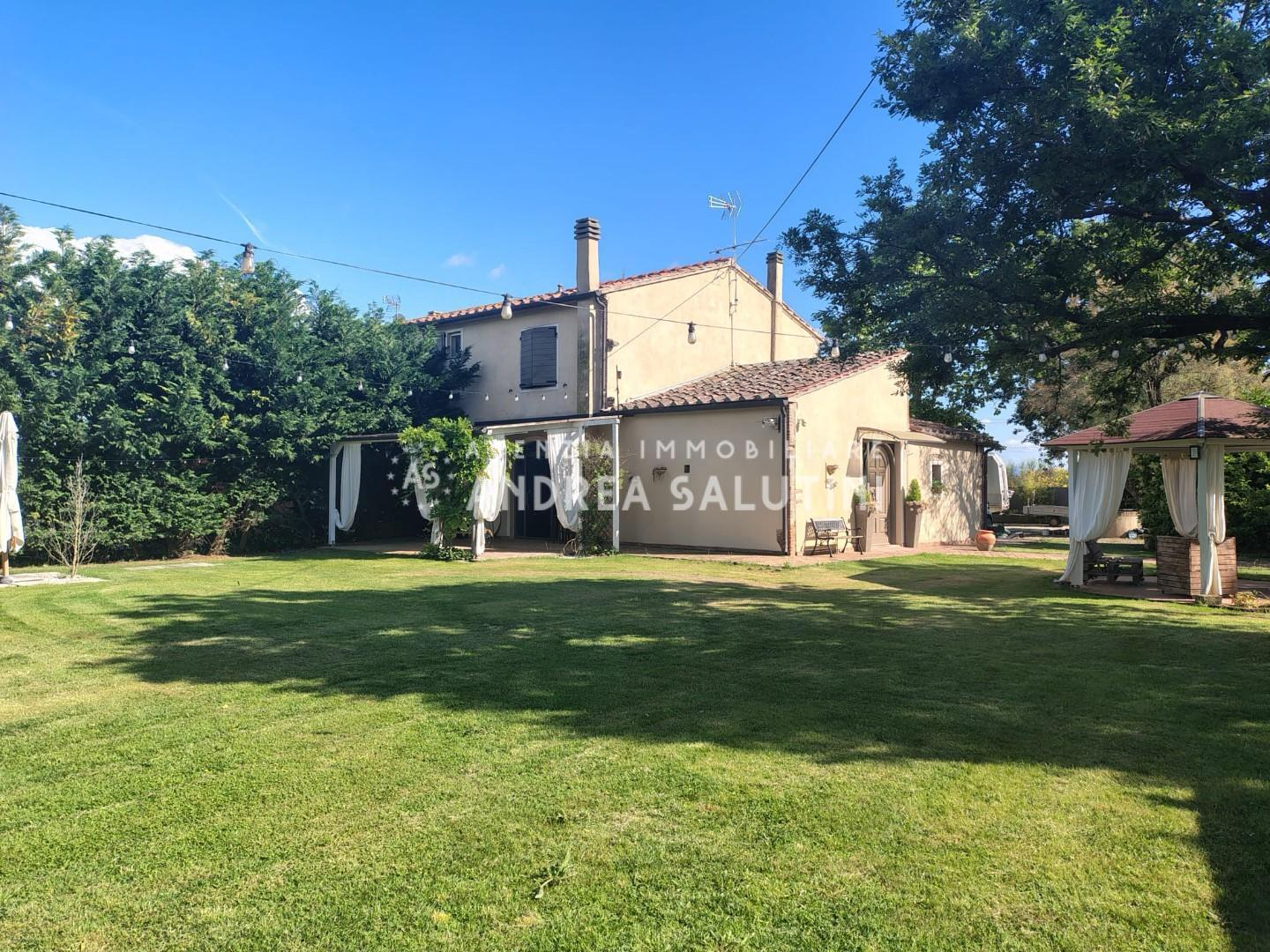 casa indipendente in vendita a Cascina in zona Latignano