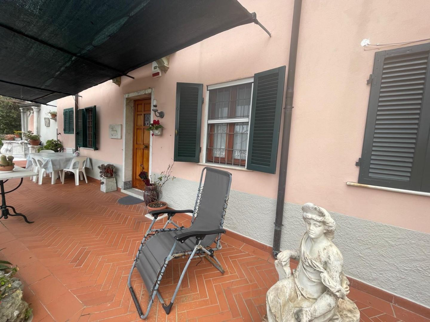 casa indipendente in vendita a Carrara in zona Fossola