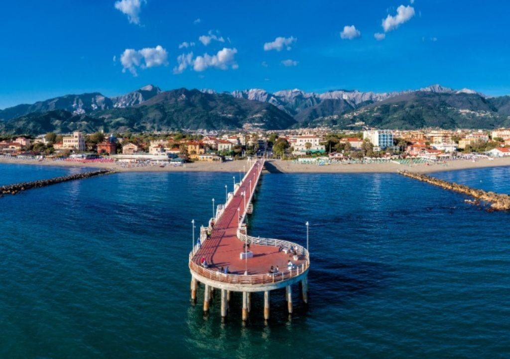 negozio in vendita a Massa in zona Marina di Massa