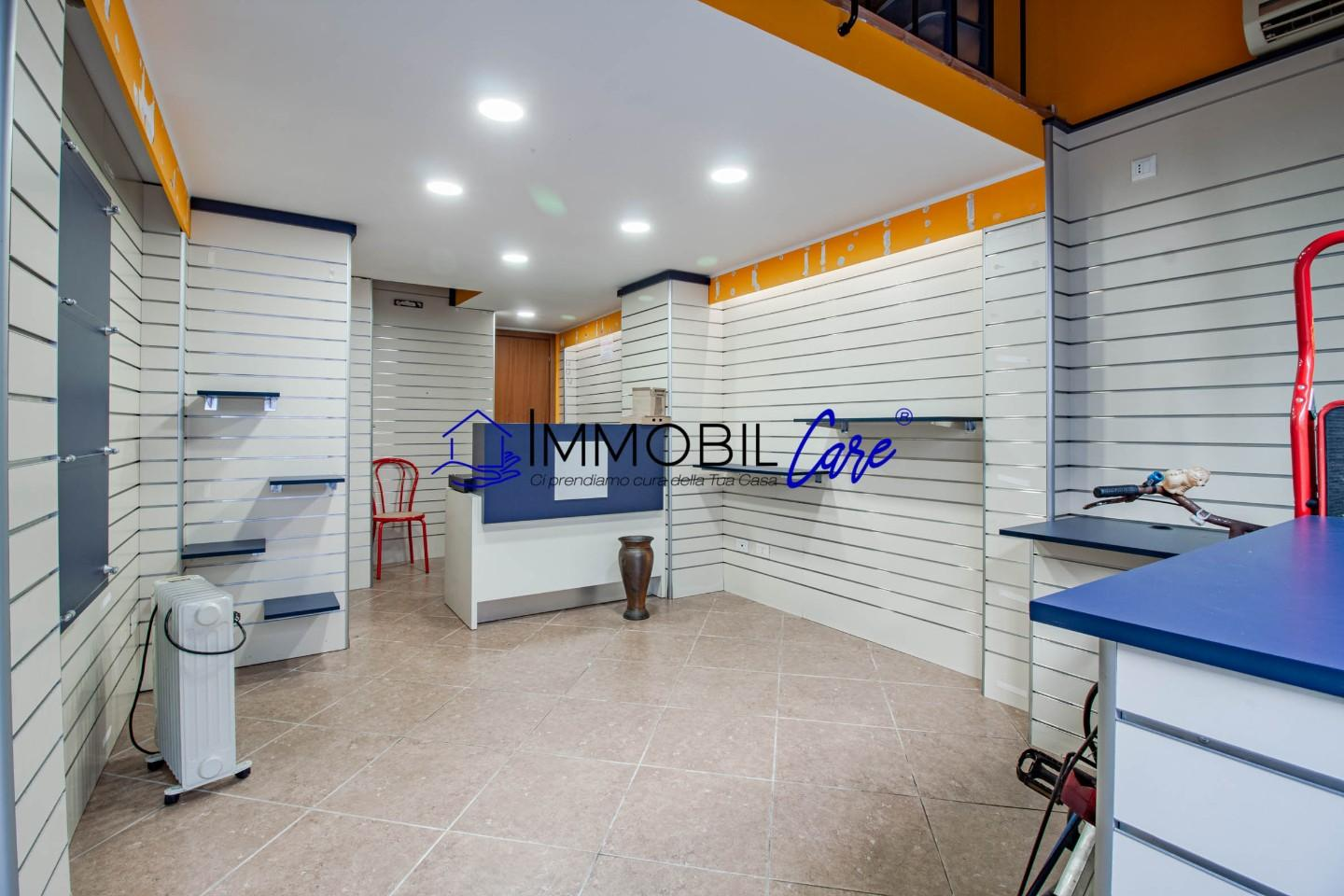 locale commerciale in vendita a Livorno