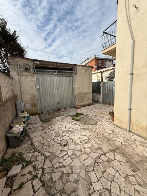 locale di sgombero in vendita ad Anzio