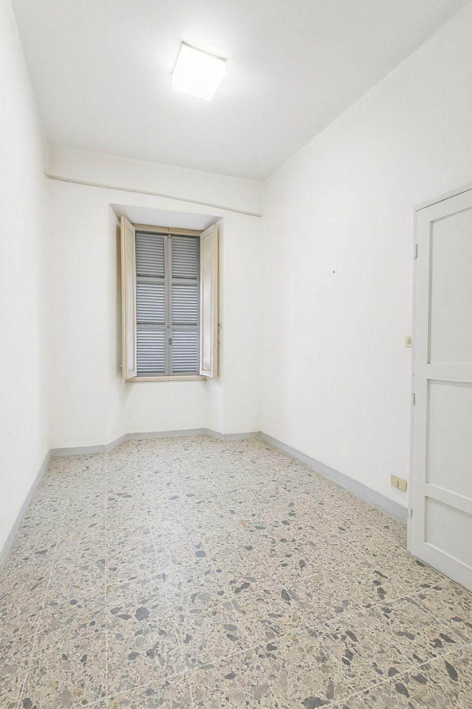 locale di sgombero in vendita a Nettuno