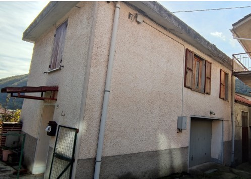 casa indipendente in vendita ad Isola del Cantone in zona Mereta
