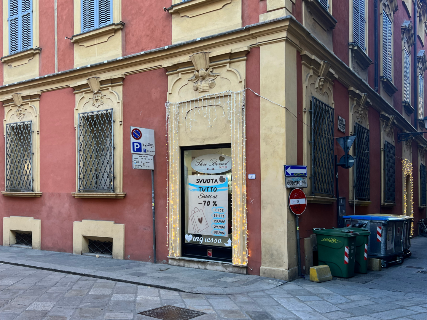 locale commerciale in affitto a Reggio nell'Emilia in zona Città Storica