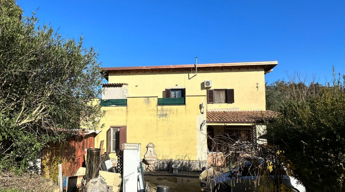 casa indipendente in vendita ad Aprilia in zona Fossignano