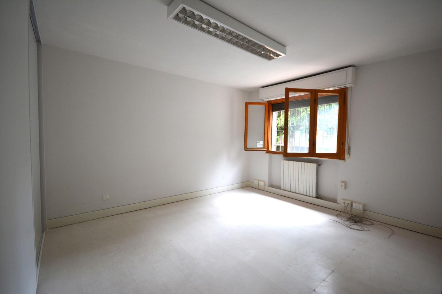 ufficio in vendita a Capannori in zona Lunata