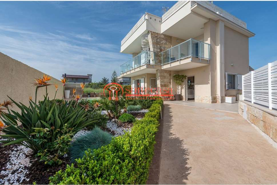 casa indipendente in vendita a Trani in zona Capirro