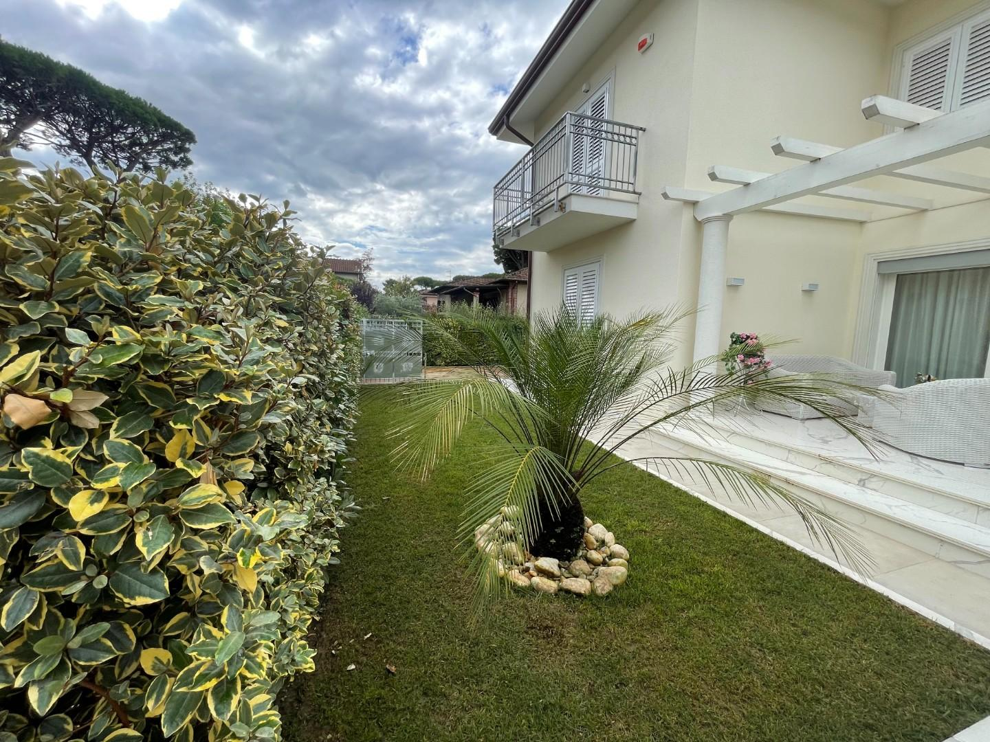 casa indipendente in vendita a Pietrasanta in zona Tonfano