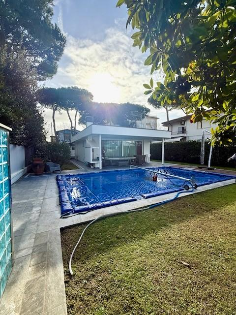 casa indipendente in vendita a Camaiore in zona Lido di Camaiore