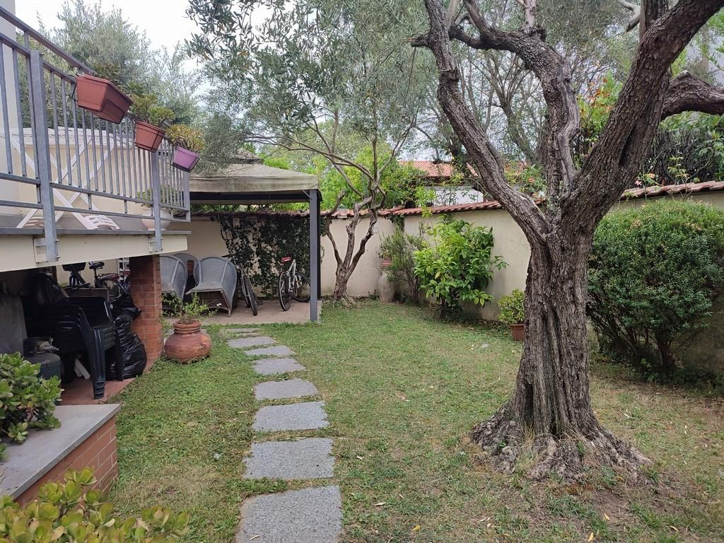 casa indipendente in vendita a Carrara in zona Marina di Carrara