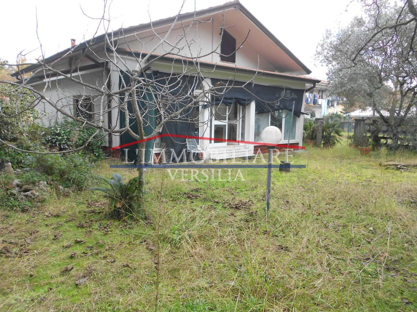 casa indipendente in vendita a Massa in zona Marina di Massa