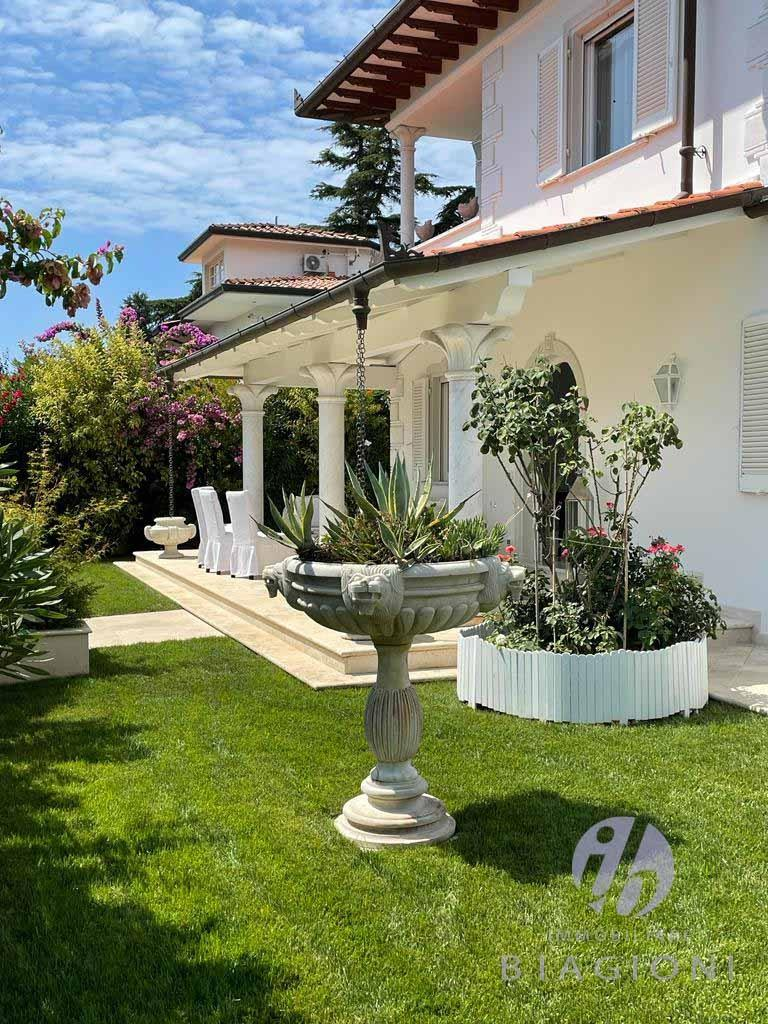 casa indipendente in vendita a Pietrasanta in zona Tonfano