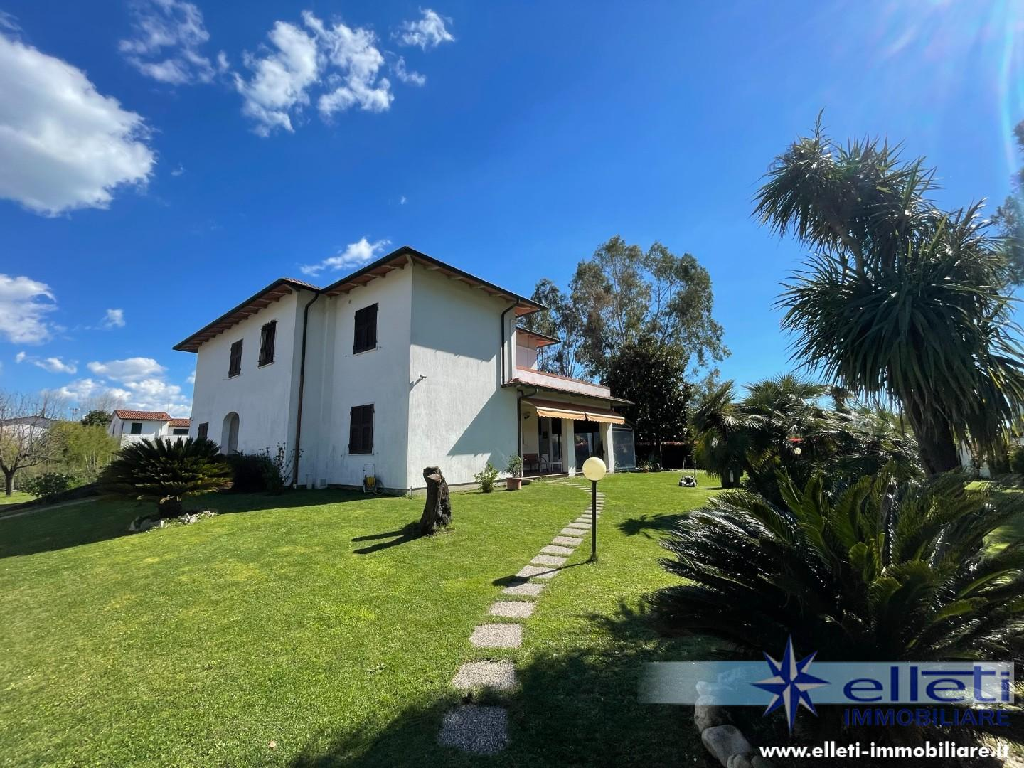 casa indipendente in vendita a Carrara in zona Marina di Carrara