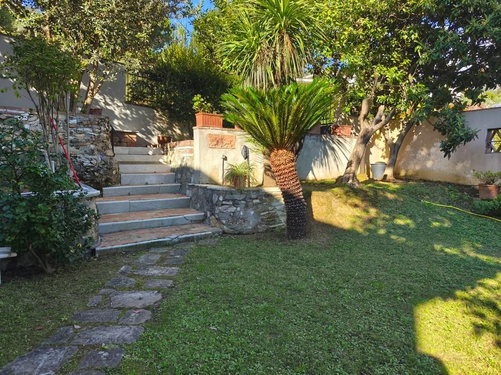 casa semindipendente in vendita a Carrara in zona Fossola