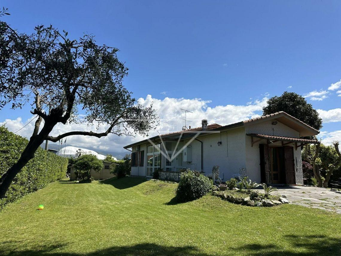 casa indipendente in vendita ad Ameglia in zona Fiumaretta