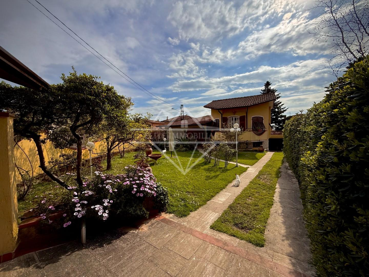 casa indipendente in vendita a Carrara in zona Centro Città