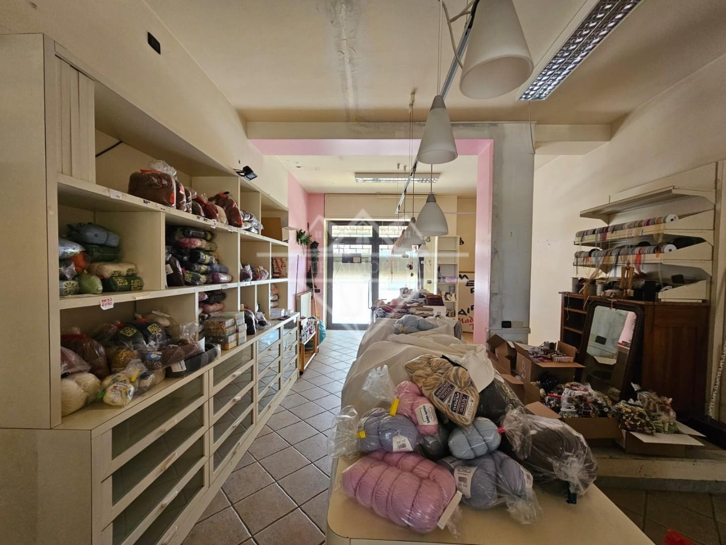 locale commerciale in vendita a Massa in zona Marina di Massa