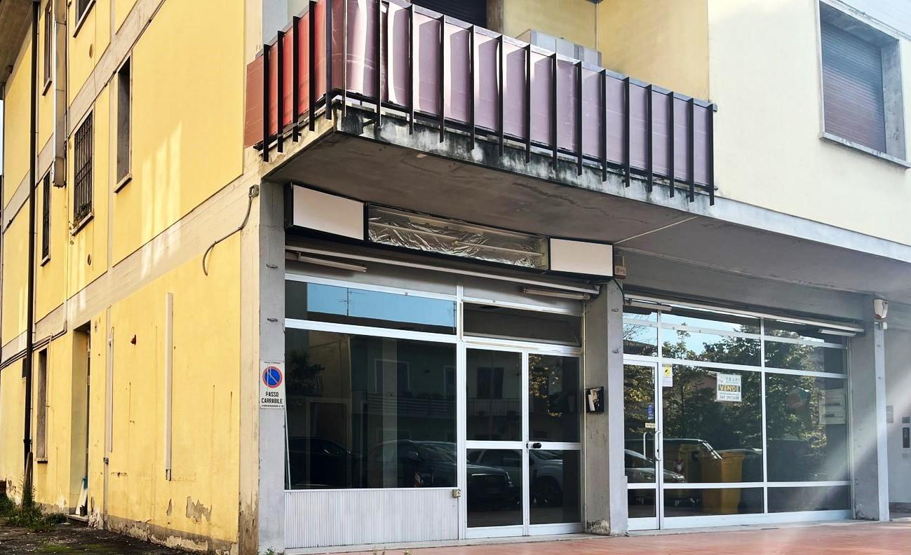 locale commerciale in vendita ad Agliana