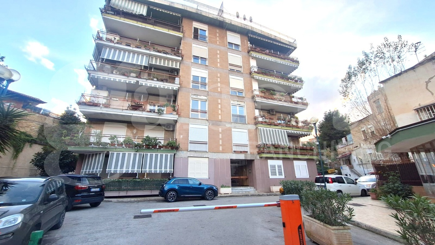 appartamento in vendita a Napoli in zona San Carlo all'Arena