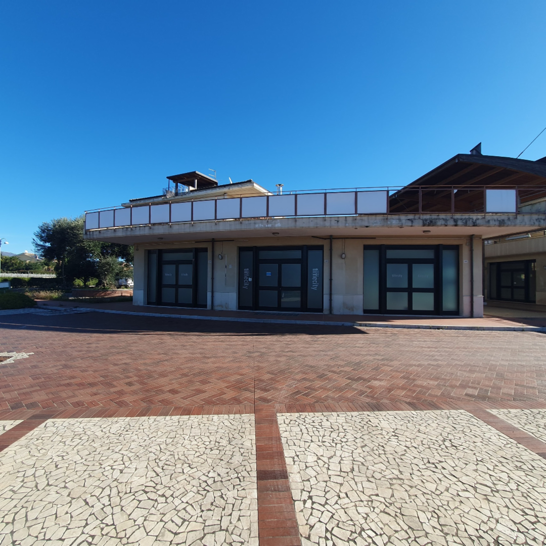 locale commerciale in vendita ad Eboli in zona Corno d'Oro
