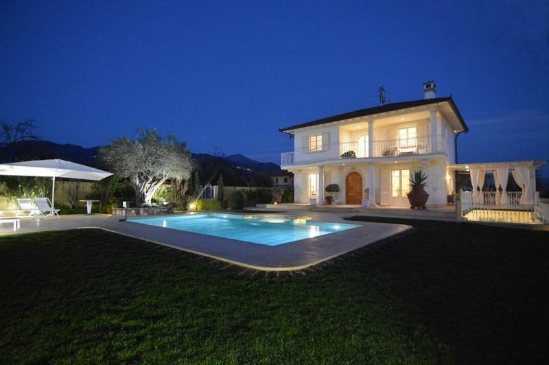casa indipendente in vendita a Pietrasanta in zona Crociale