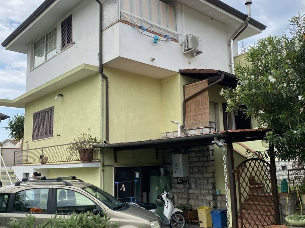 casa indipendente in vendita a Pietrasanta in zona Traversagna