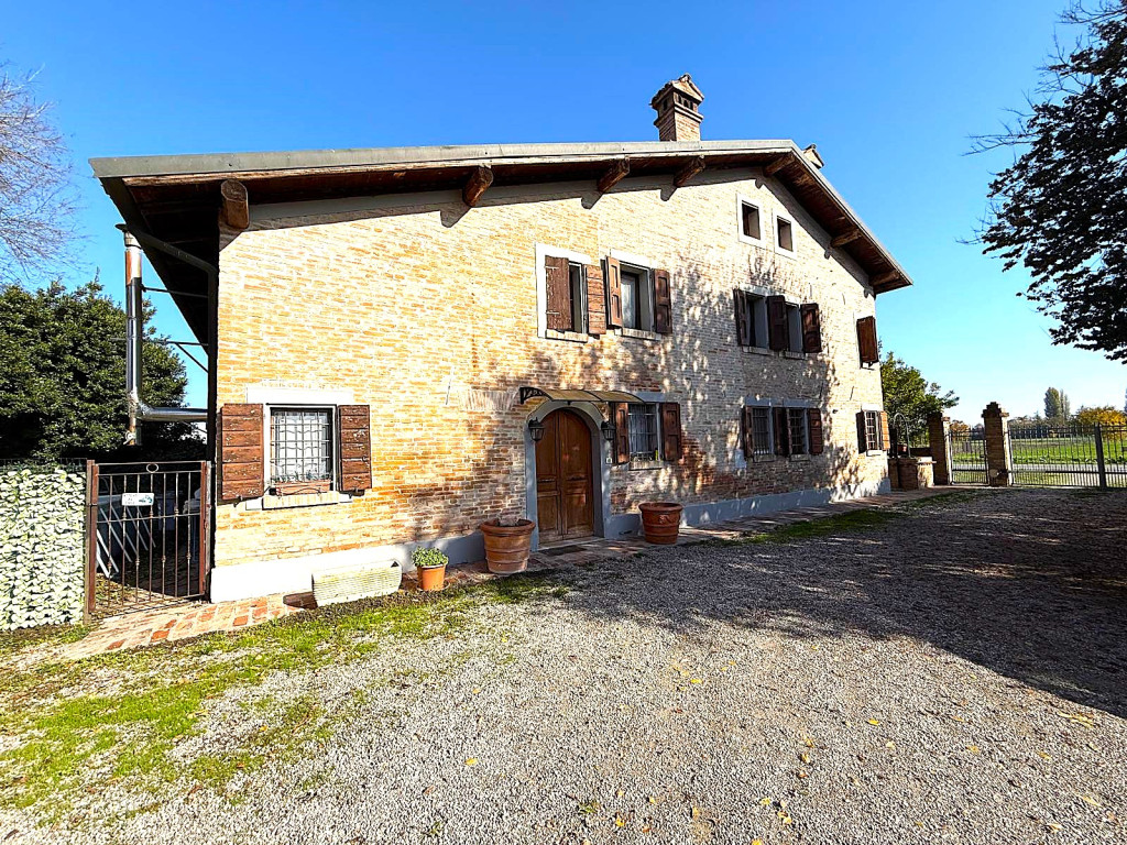 casa indipendente in vendita a Cento in zona Alberone