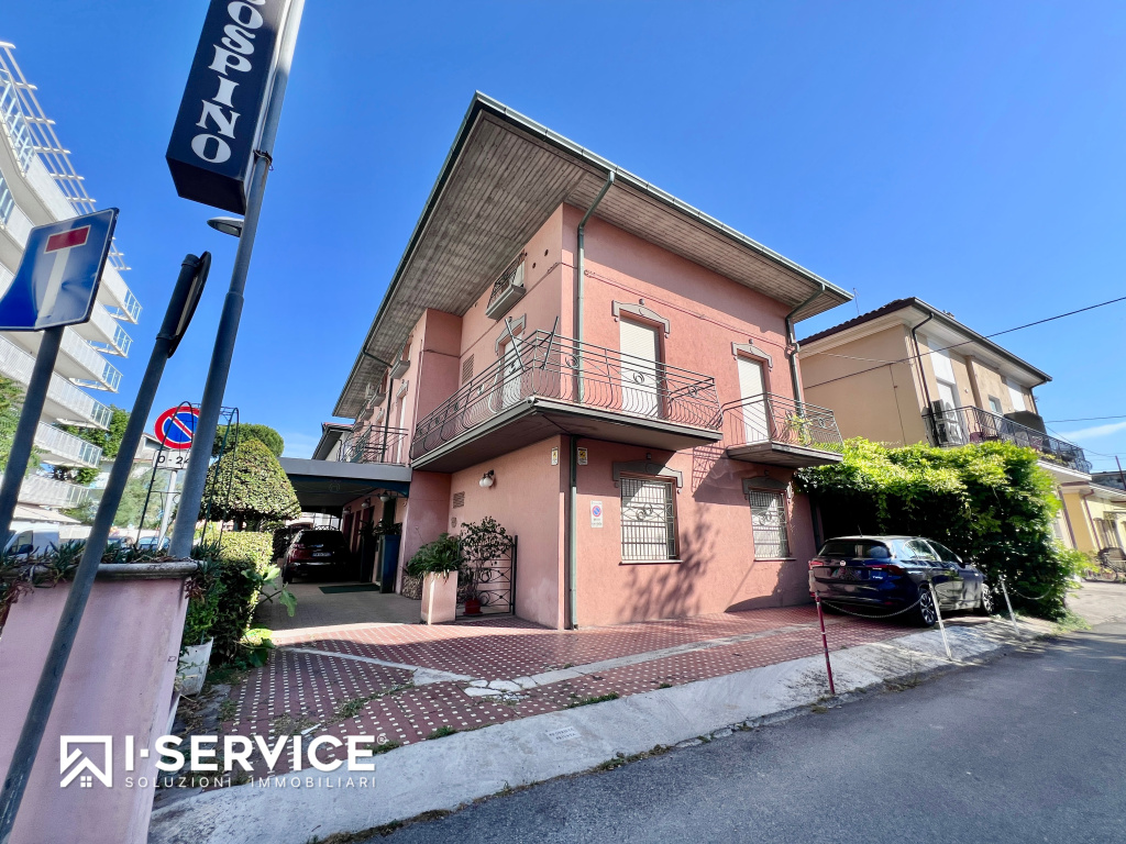 negozio in vendita a Rimini in zona Miramare di Rimini