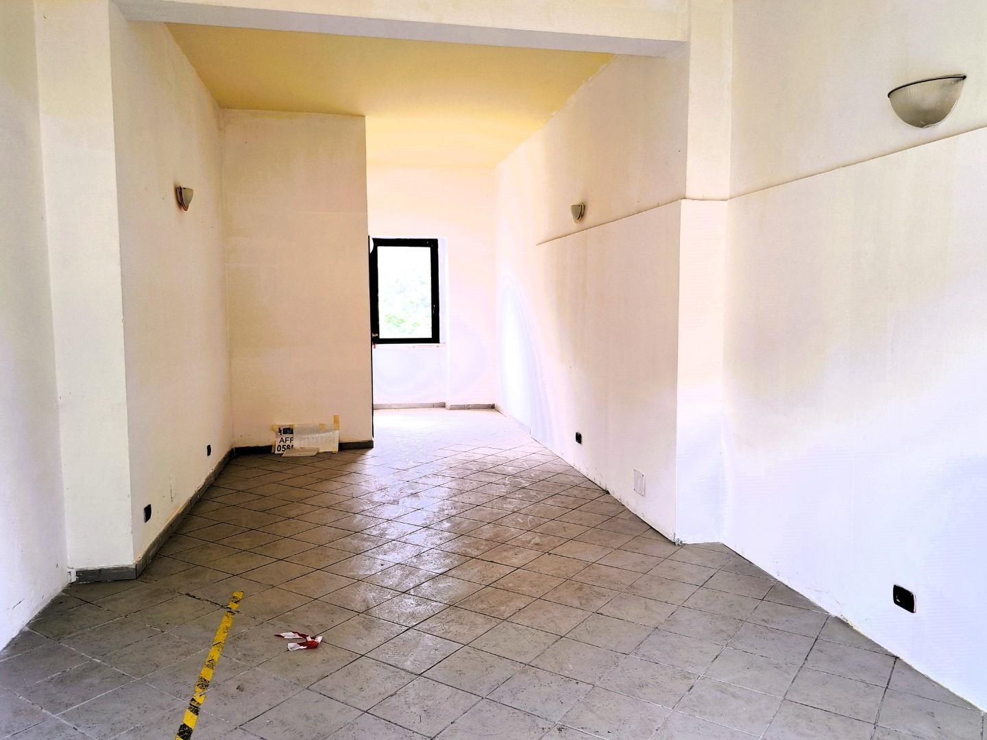 locale commerciale in vendita a Carrara